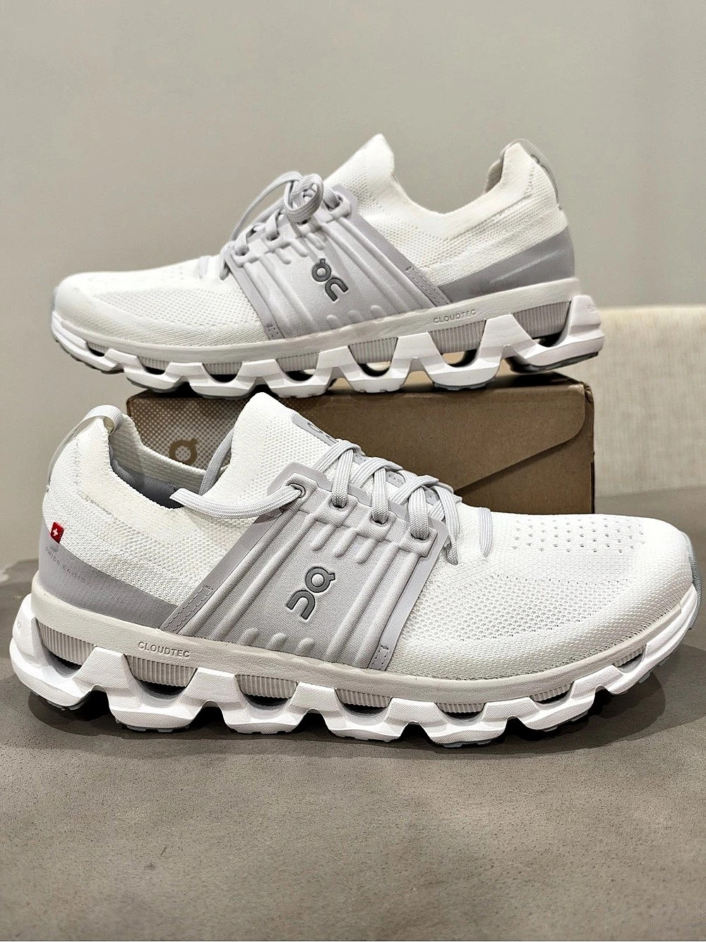 On Cloudswift 3 Women's Athletic Shoes White US 9.5